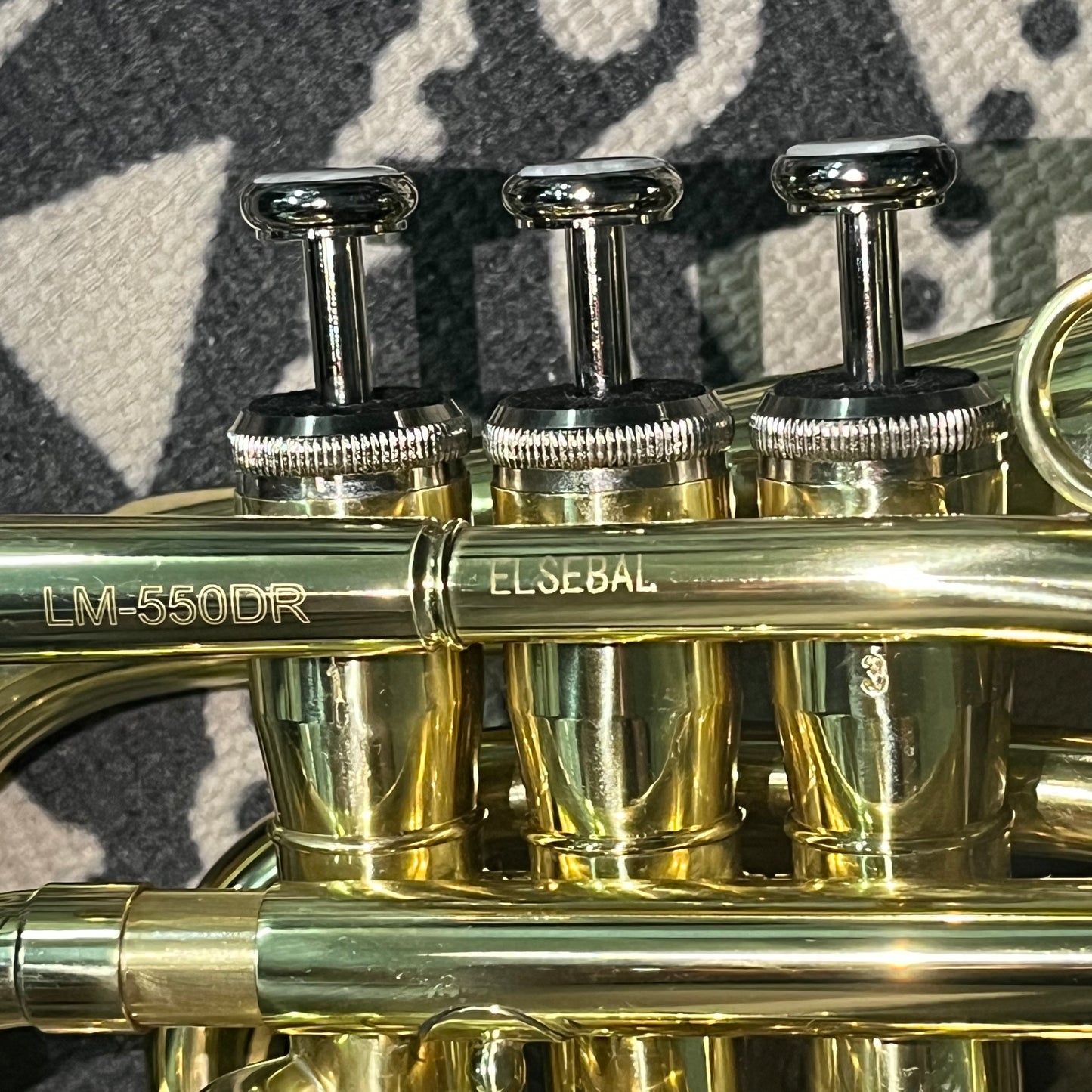 ELSEBAL Standard B Flat Trumpet Cornets. A gold-colored brass student trumpet with accessories.